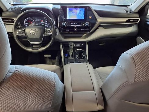 Used 2023 Toyota Highlander L FWD image 19