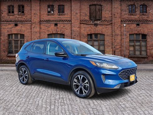 Certified 2022 Ford Escape SE w/ SE Sport Appearance Package image 2