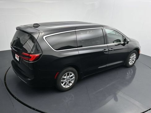 Used 2023 Chrysler Pacifica Touring-L FWD image 30