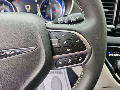 Used 2024 Chrysler Pacifica Touring-L image 30