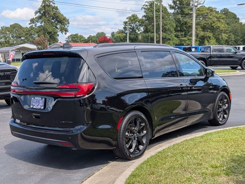 Used 2025 Chrysler Pacifica Limited FWD image 5