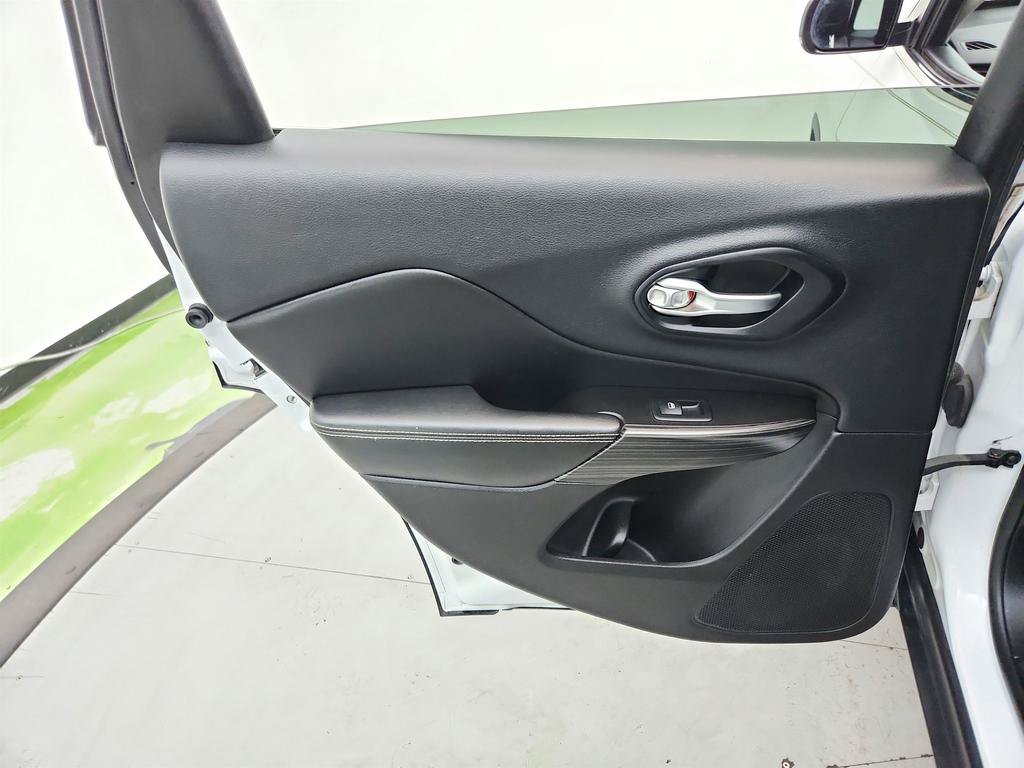 Used 2014 Jeep Cherokee Limited w/ Technology Group FWD image 25