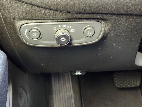 Used 2020 Chevrolet Equinox Premier image 23