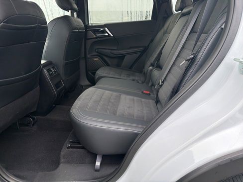 Used 2025 Mitsubishi Outlander SE image 12