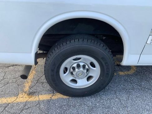 Used 2011 Chevrolet Express 2500 RWD image 33