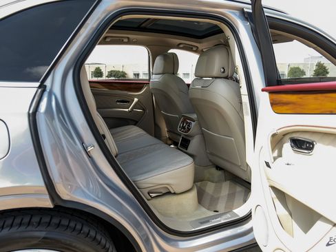 Used 2020 Bentley Bentayga Plug-In Hybrid AWD/4WD image 76