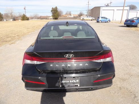 Used 2025 Hyundai Elantra SEL image 7