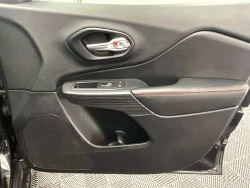 Used 2016 Jeep Cherokee Trailhawk w/ Cold Weather Group image 10