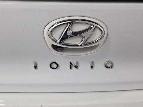 Used 2021 Hyundai Ioniq SE image 27