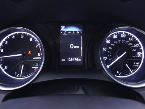 Used 2020 Toyota Camry SE FWD image 7