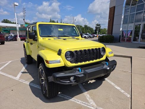 Used 2024 Jeep Wrangler Unlimited w/ Convenience Group AWD/4WD image 4