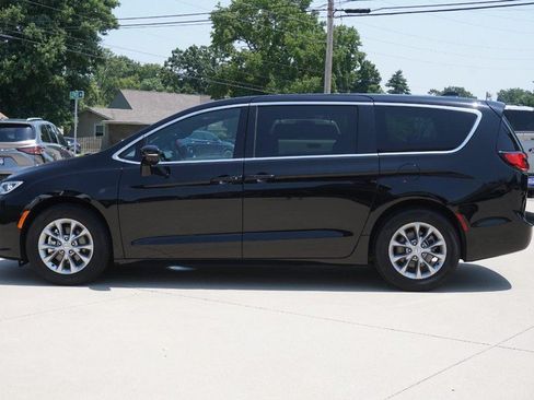 Used 2026 Chrysler Pacifica Limited FWD image 6