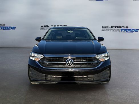 Used 2022 Volkswagen Jetta SE image 2