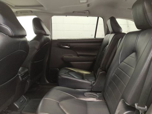 Used 2021 Toyota Highlander XLE AWD/4WD image 18