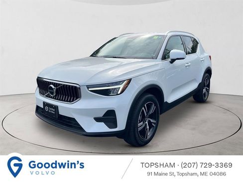 Certified 2025 Volvo XC40 B5 Core image 1