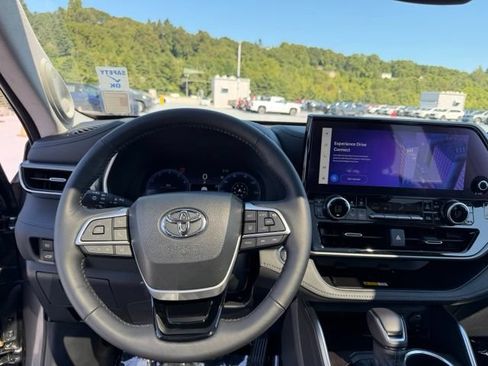 Used 2023 Toyota Highlander Platinum AWD/4WD image 13