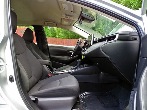 Used 2021 Toyota Corolla LE FWD image 32