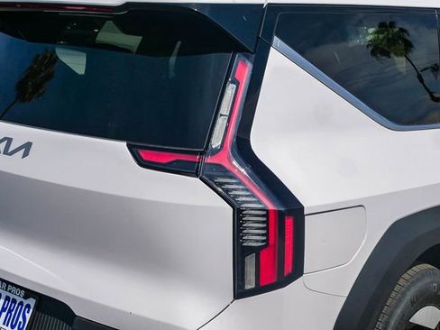 New 2026 Kia EV9 Wind image 8