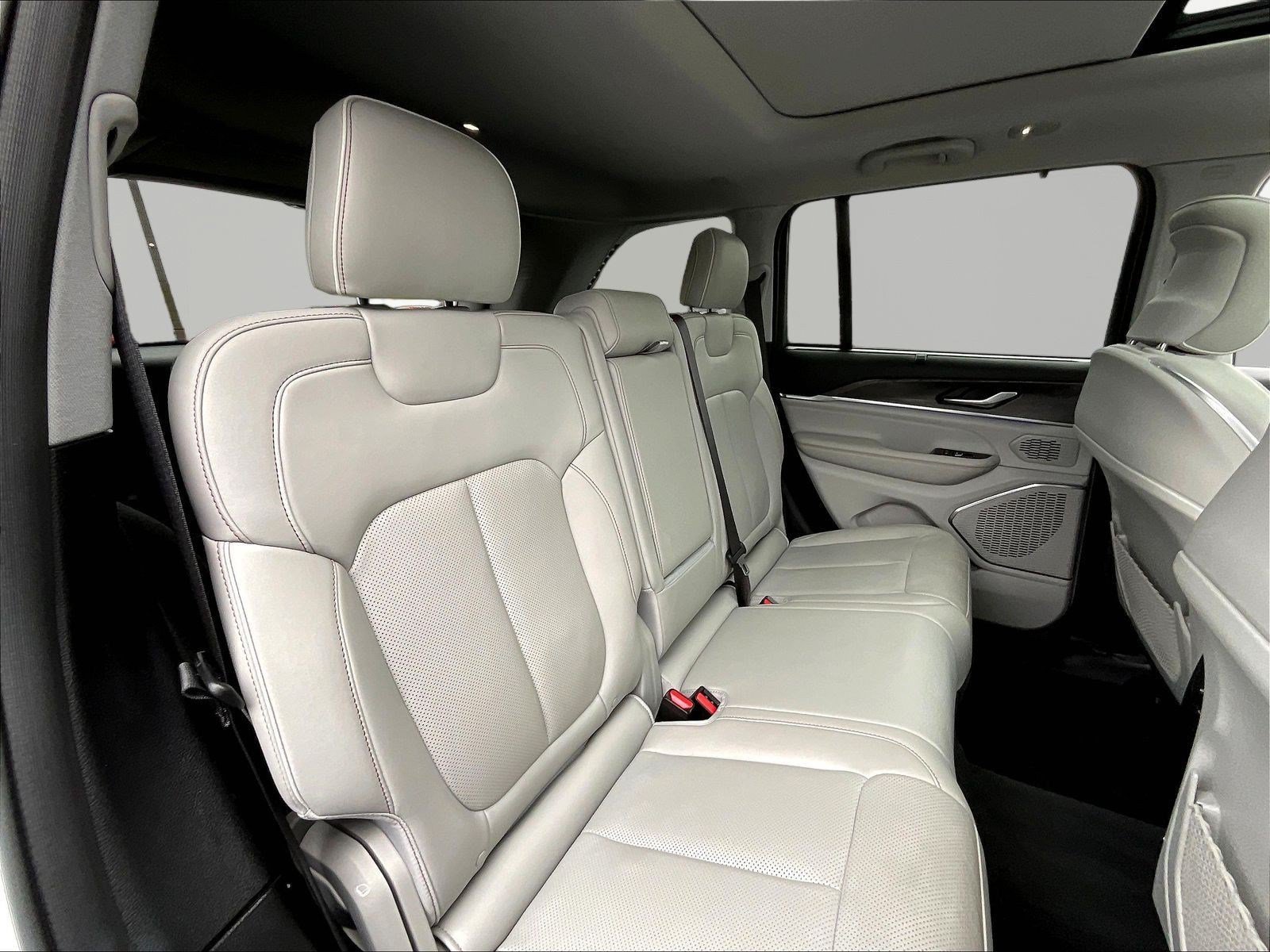 Used 2022 Jeep Grand Cherokee Overland w/ Luxury Tech Group IV AWD/4WD image 25