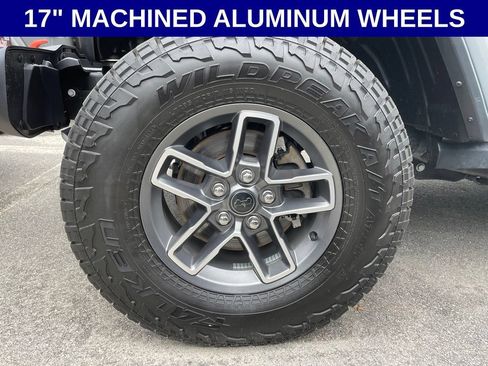 Used 2025 Jeep Gladiator Mojave w/ Convenience Group AWD/4WD image 5