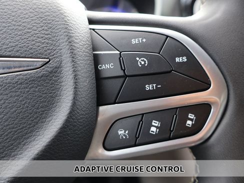 Used 2023 Chrysler Pacifica Touring-L FWD image 10