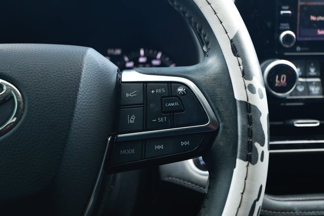 Used 2020 Toyota Highlander XLE AWD/4WD image 14