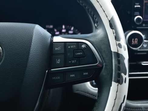Used 2020 Toyota Highlander XLE AWD/4WD image 14