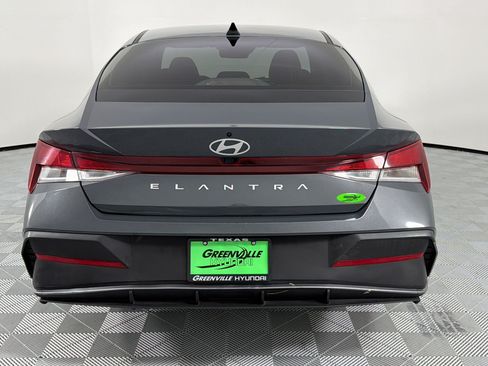 Used 2024 Hyundai Elantra SEL FWD image 10