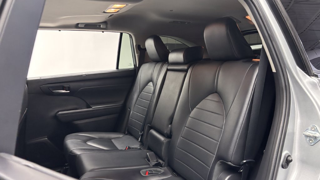 Certified 2021 Toyota Highlander XLE AWD/4WD image 32