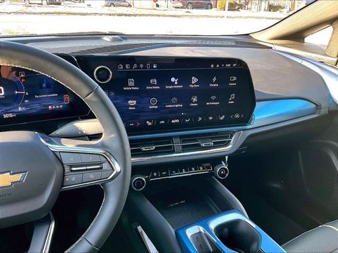 Used 2025 Chevrolet Equinox EV LT w/ Convenience Package image 17