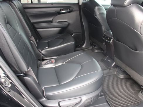 Certified 2022 Toyota Highlander XLE image 20