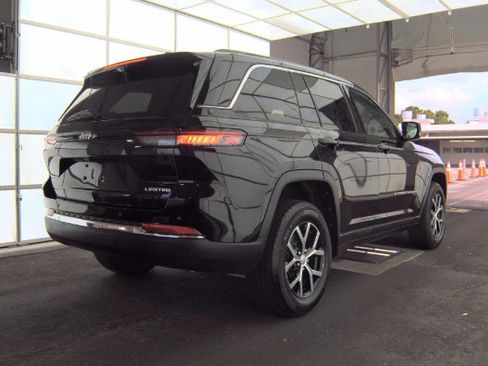 Used 2025 Jeep Grand Cherokee Limited w/ Luxury Tech Group II RWD image 8