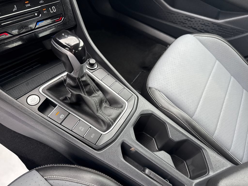 Used 2025 Volkswagen Jetta SE FWD image 24