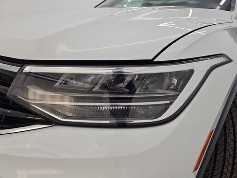 Used 2022 Volkswagen Tiguan SE R-Line image 41