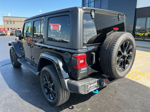 Used 2023 Jeep Wrangler Unlimited Sahara AWD/4WD image 11