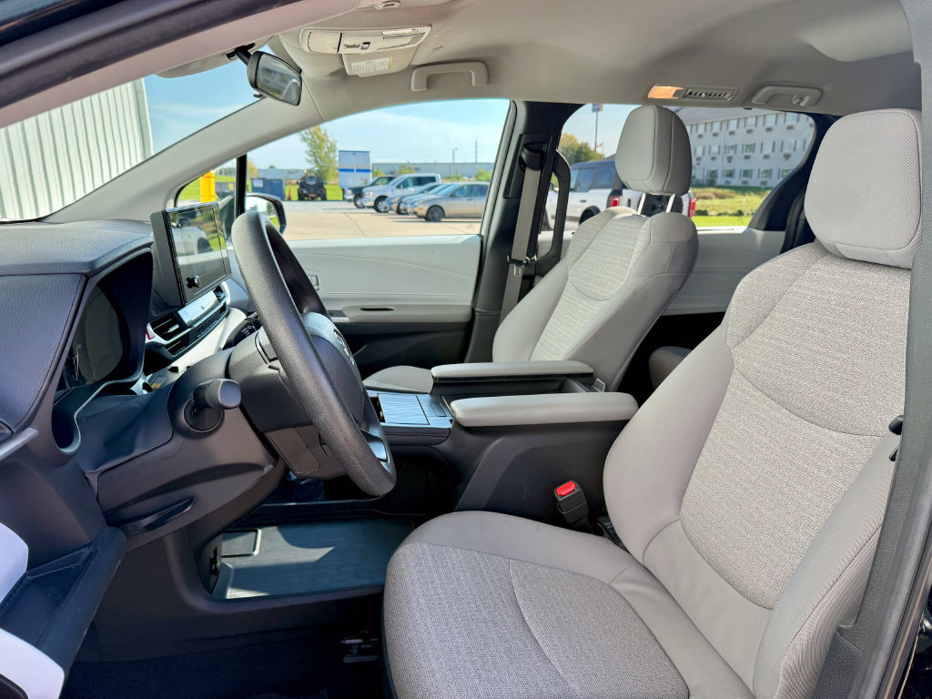 Used 2025 Toyota Sienna LE FWD image 11