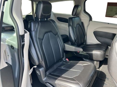 Used 2024 Chrysler Pacifica Touring-L image 5