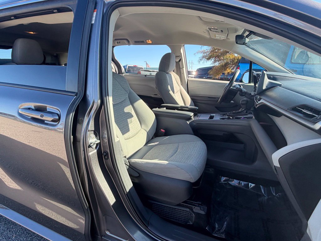 Used 2023 Toyota Sienna LE FWD image 39