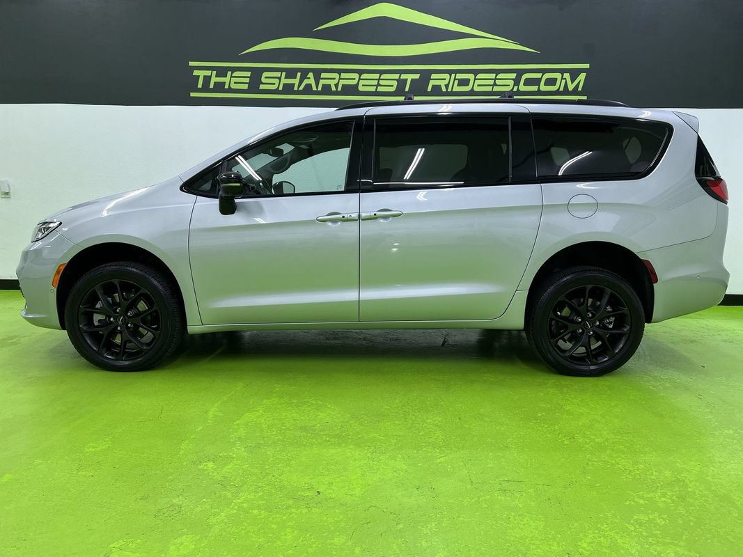 Used 2023 Chrysler Pacifica Limited w/ Uconnect Theater Family Group AWD/4WD image 6