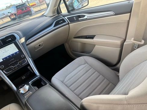 Used 2020 Ford Fusion SE image 24