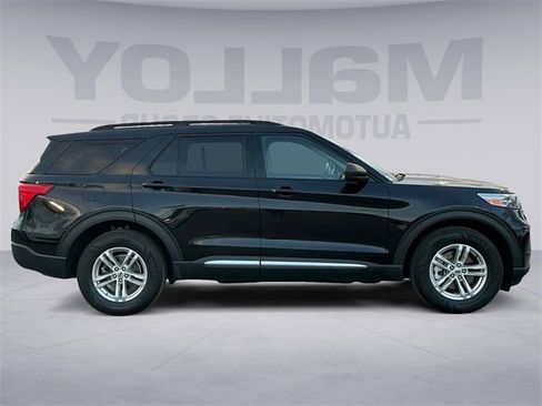 Used 2022 Ford Explorer XLT image 2