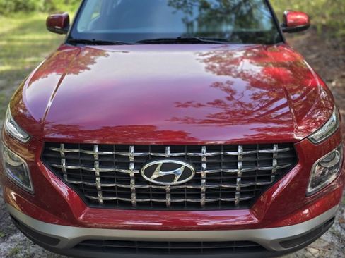Used 2024 Hyundai Venue SEL image 2