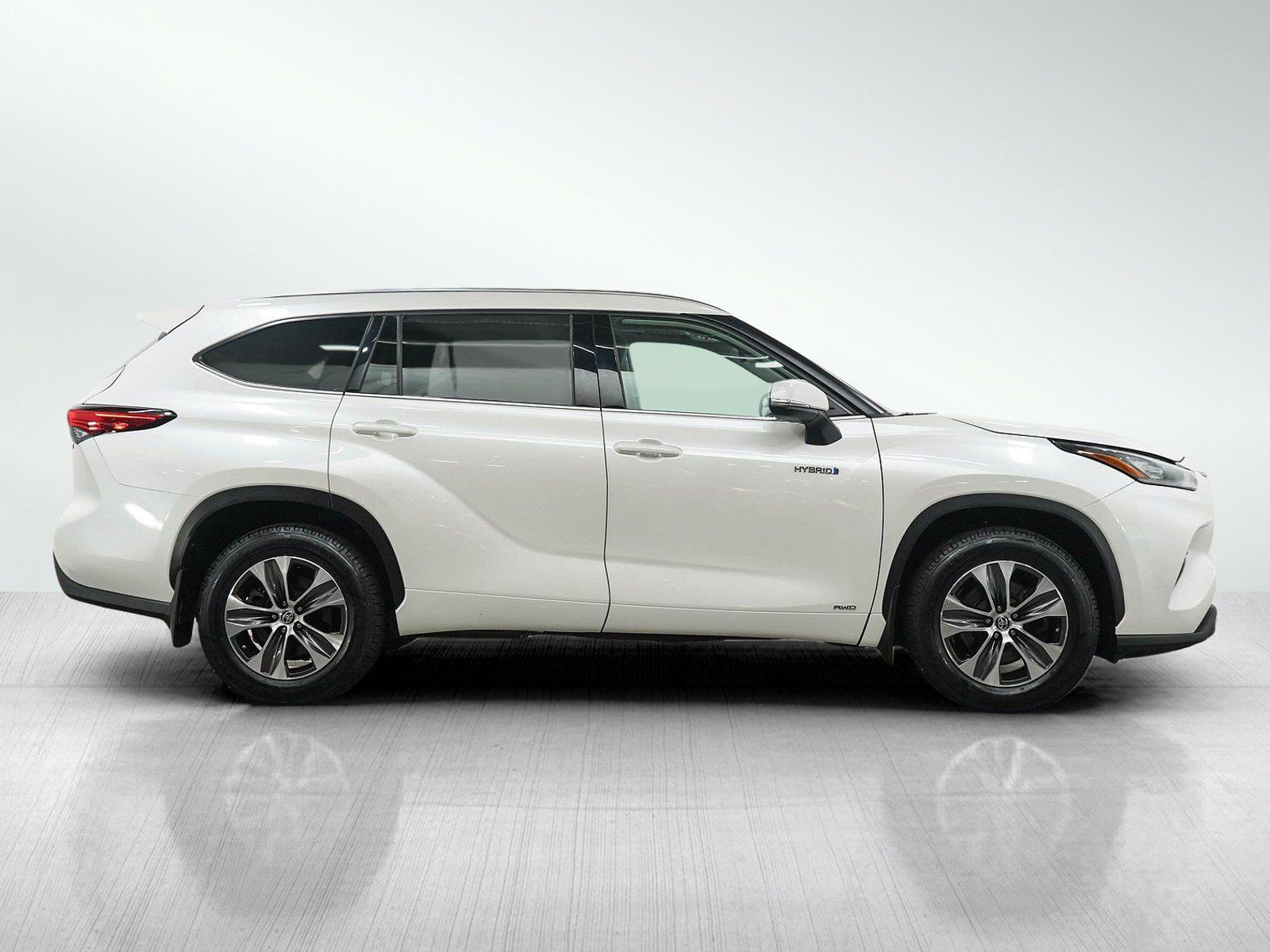 Used 2021 Toyota Highlander XLE AWD/4WD image 6