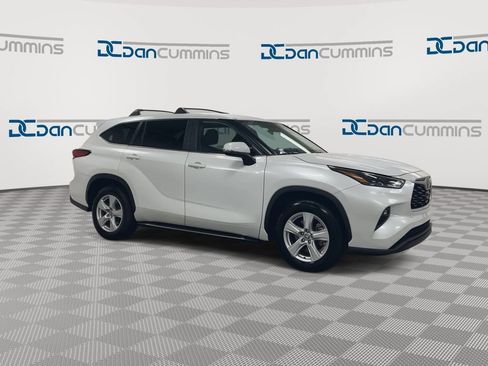 Used 2023 Toyota Highlander LE FWD image 2