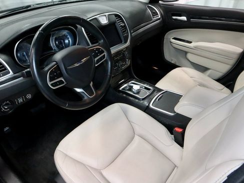 Used 2018 Chrysler 300 Touring L image 25