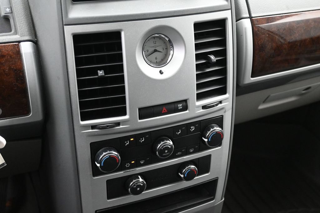 Used 2010 Chrysler Town & Country Touring FWD image 13
