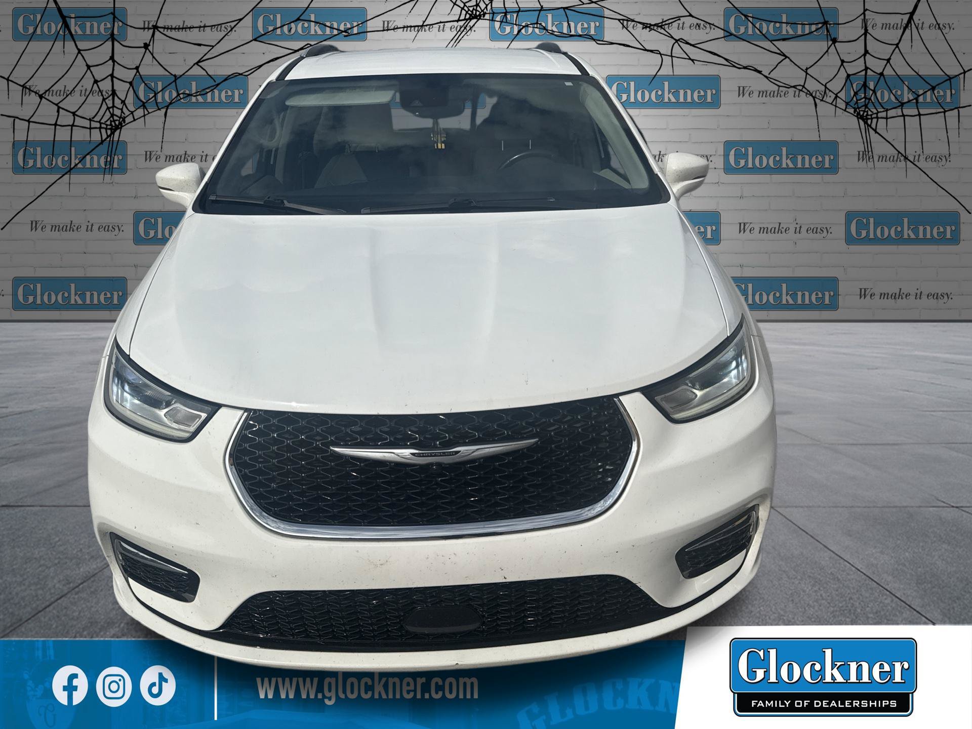 Used 2021 Chrysler Pacifica Touring-L FWD image 2