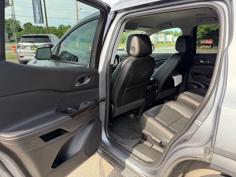 Used 2022 GMC Acadia AT4 w/ Technology Package AWD/4WD image 13