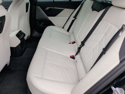 Used 2024 BMW 540i xDrive w/ Premium Package AWD/4WD image 38