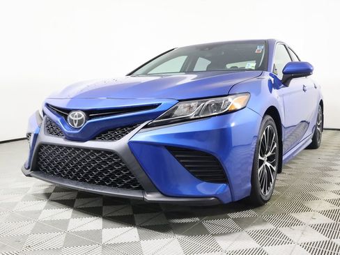 Used 2018 Toyota Camry SE image 2